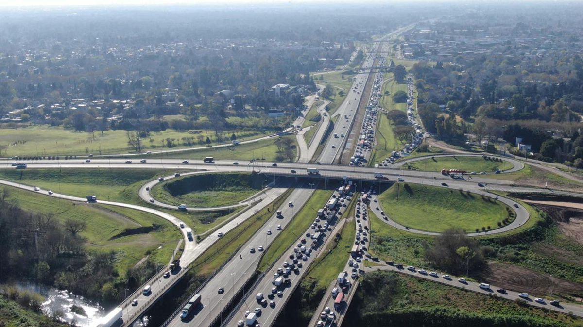 Facundo Moyano presentó un proyecto para crear una empresa estatal para hacerse cargo de la Panamericana y Acceso Oeste, y que el sindicato sea dueño del 7% de los peajes.