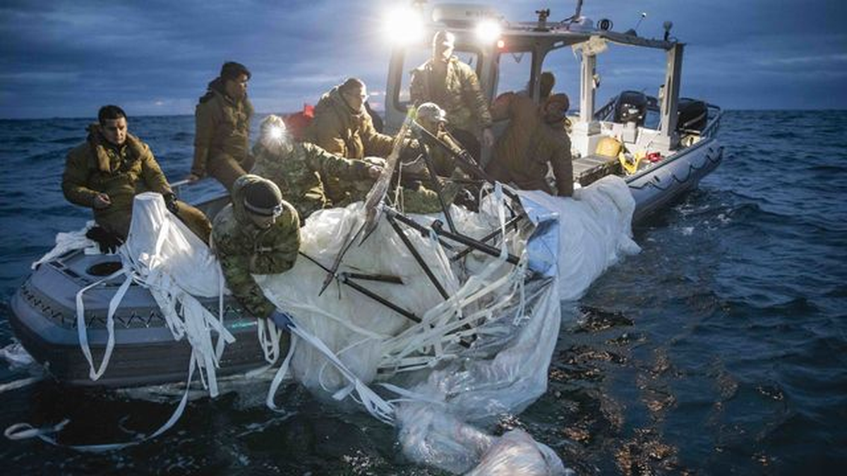 La Armada americana recoge los restos del 'globo espía' chino.