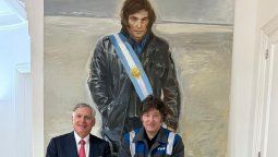 Javier Milei y el economista español Jesús Huerta Soto delante de un retrato megalómano que el Presidente tiene en la quinta de Olivos.&nbsp;