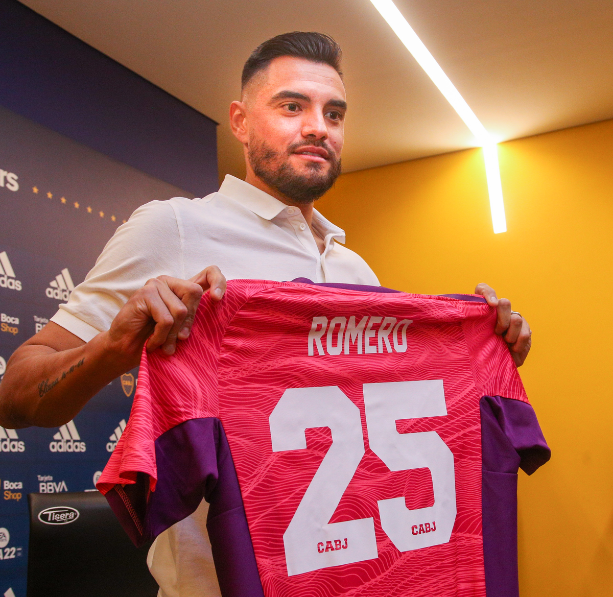 Sergio 'Chiquito' Romero fue presentado en Boca y generó bronca en Racing. (NA).