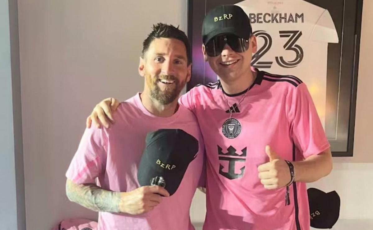 Lionel Messi y Bizarrap tienen una buena relación. No es la primera vez que tienen una foto juntos. Lionel Messi y Bizarrap tienen una buena relación. No es la primera vez que tienen una foto juntos.