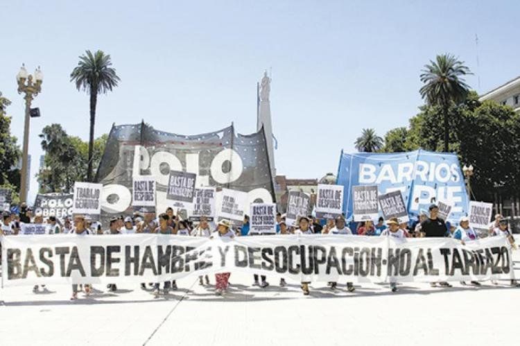 polo_obrero_y_barrios_de_pie.jpg