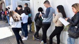 altText(El PBI cayó casi un 6% en el 1er trimestre y la desocupación es la más alta desde 2006)}