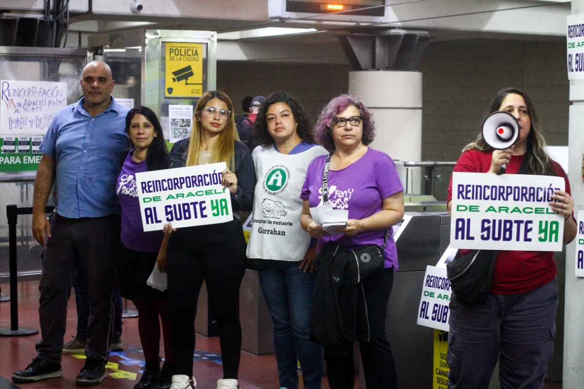 Apertura de molinetes en el subte B por la reincorporación de Araceli Pintos, despedida por denunciar acoso. Apertura de molinetes en el subte B por la reincorporación de Araceli Pintos, despedida por denunciar acoso.