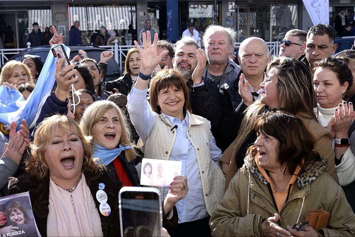 Patricia Bullrich y Néstor Grindetti mezclados con sus seguidores.