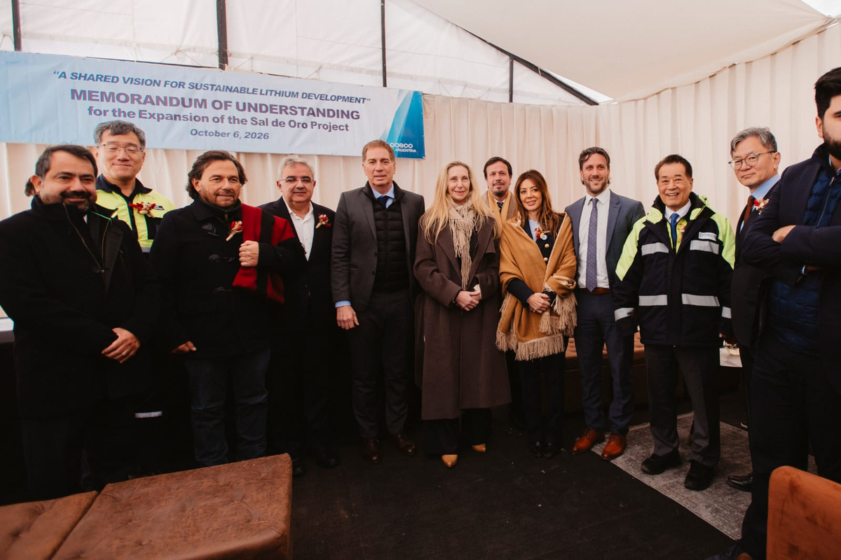 Políticos y empresarios en la planta de POSCO Políticos y empresarios en la planta de POSCO