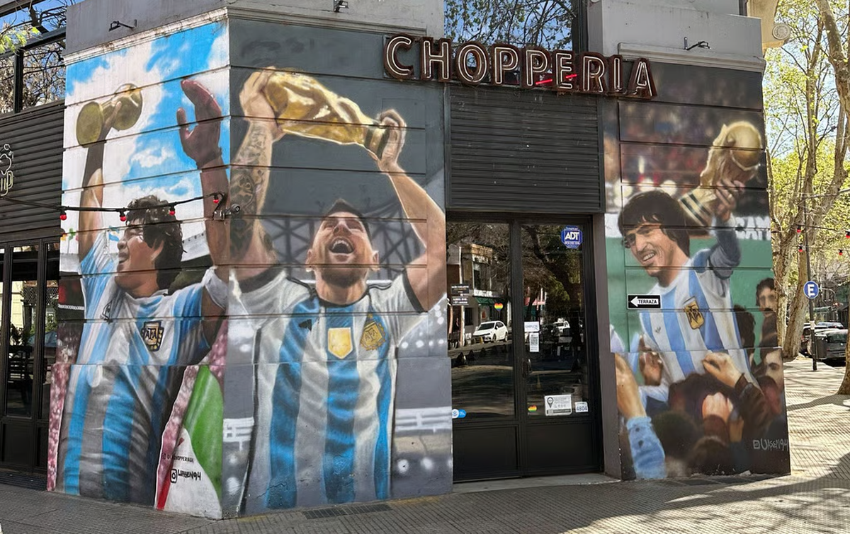 Diego Maradona, Lionel Messi y Daniel Pasarella, los 3 capitanes Diego Maradona, Lionel Messi y Daniel Pasarella, los 3 capitanes