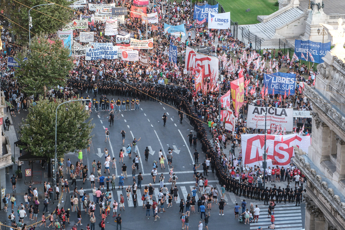 Así funcionó el vallado humano dispuesto por la ministra Patricia Bullrich Así funcionó el vallado humano dispuesto por la ministra Patricia Bullrich