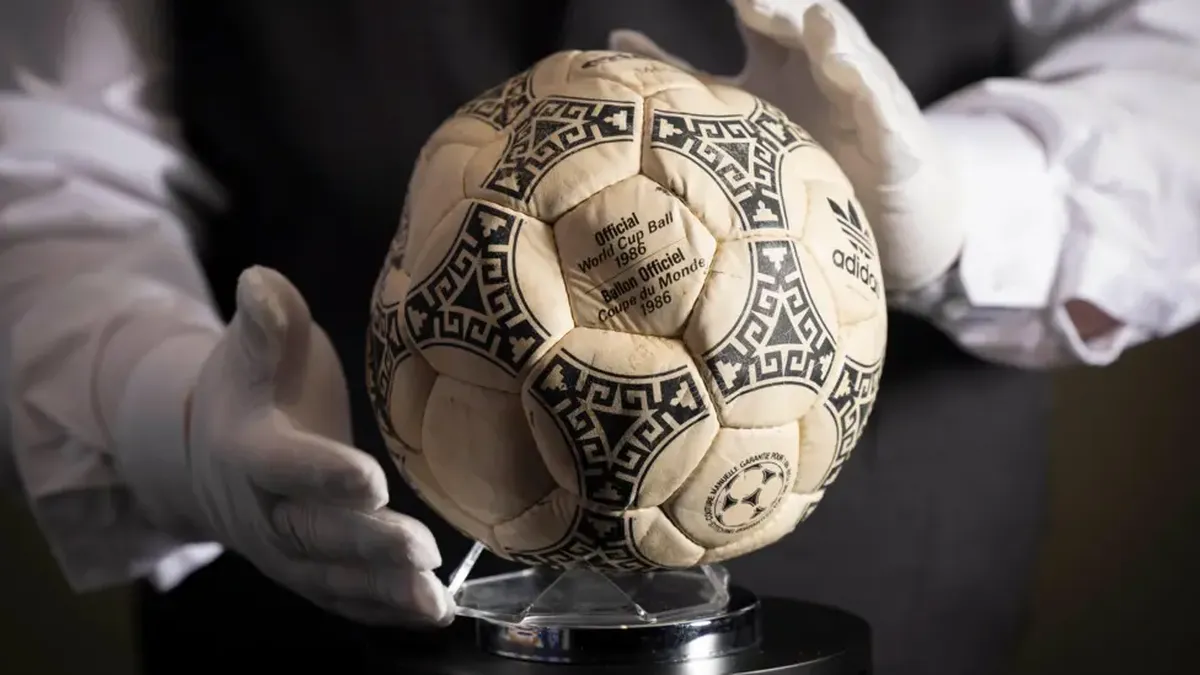 Con este balón, Diego Maradona marcó “La Mano de Dios” y el denominado “Gol del Siglo” en apenas cuatro minutos. Con este balón, Diego Maradona marcó “La Mano de Dios” y el denominado “Gol del Siglo” en apenas cuatro minutos.