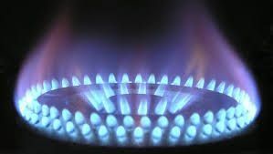 La diferencia entre el costo del GNL importado y el precio de abastecimiento interno, la pagarán los usuarios con sus facturas a partir de noviembre. Técnicamente, en el sistema de gas esto se conoce como "Diferencias Diarias Acumuladas (DDA)", y permitirá aplanar las boletas, sin grandes sobresaltos. La diferencia entre el costo del GNL importado y el precio de abastecimiento interno, la pagarán los usuarios con sus facturas a partir de noviembre. Técnicamente, en el sistema de gas esto se conoce como "Diferencias Diarias Acumuladas (DDA)", y permitirá aplanar las boletas, sin grandes sobresaltos.