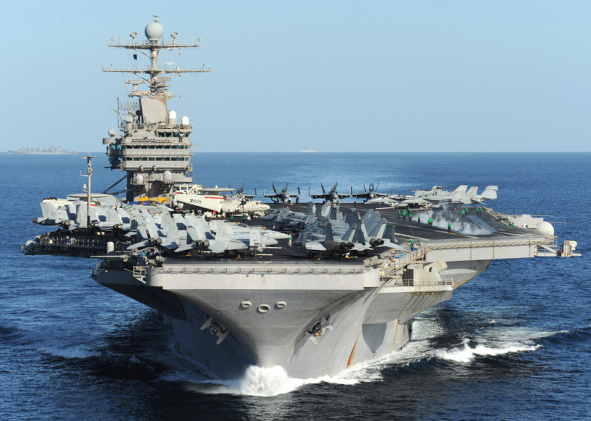 El grupo de ataque del portaaviones USS Abraham Lincoln, equipado con cazas F-35C y aviones de combate F/A-1, se prepara para la guerra. El grupo de ataque del portaaviones USS Abraham Lincoln, equipado con cazas F-35C y aviones de combate F/A-1, se prepara para la guerra.