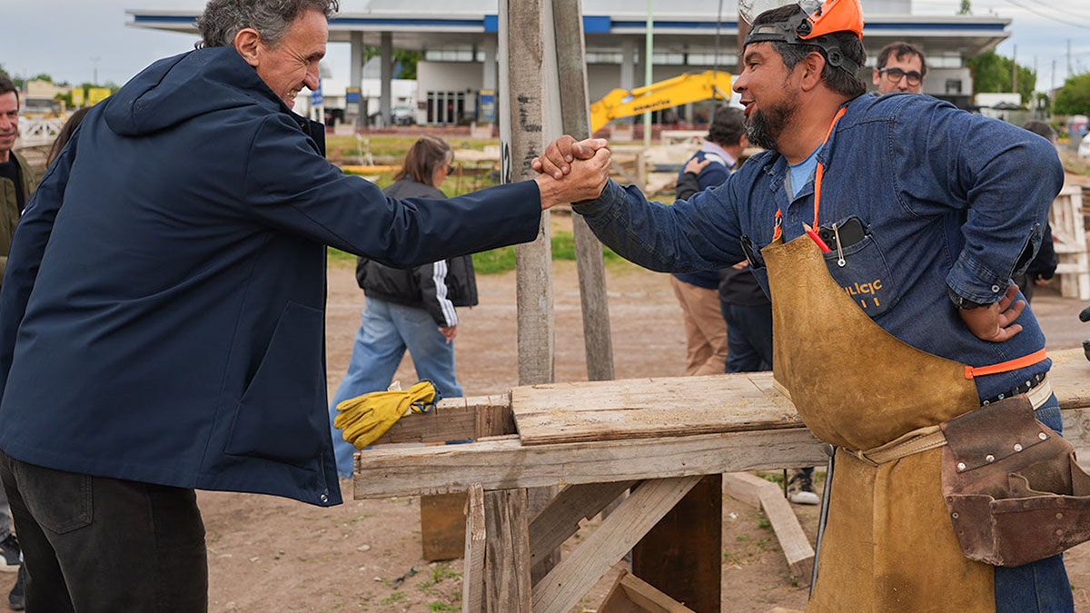 Gabriel Katopodis y el intendente de Bahía Blanca, Federico Susbielles, presenciaron la demolición del Puente Don Bosco. Gabriel Katopodis y el intendente de Bahía Blanca, Federico Susbielles, presenciaron la demolición del Puente Don Bosco.