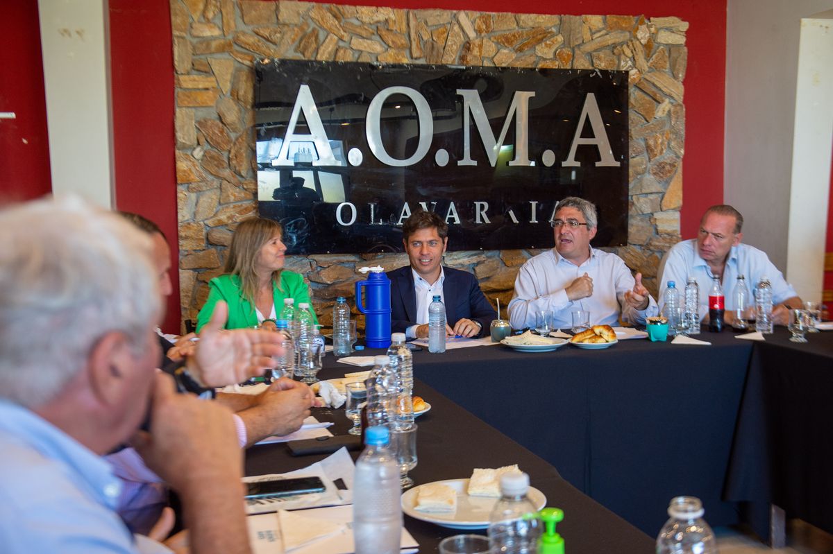 Axel Kicillof en Olavarría junto al ministro de Desarrollo Agrario, Javier Rodríguez, en la sede de la Asociación Obrera Minera Argentina (AOMA). Estuvieron la ministra de Gobierno, Cristina Álvarez Rodríguez; el ministro de Seguridad, Sergio Berni; y el subsecretario de Minería bonaerense, Federico Aguilera.