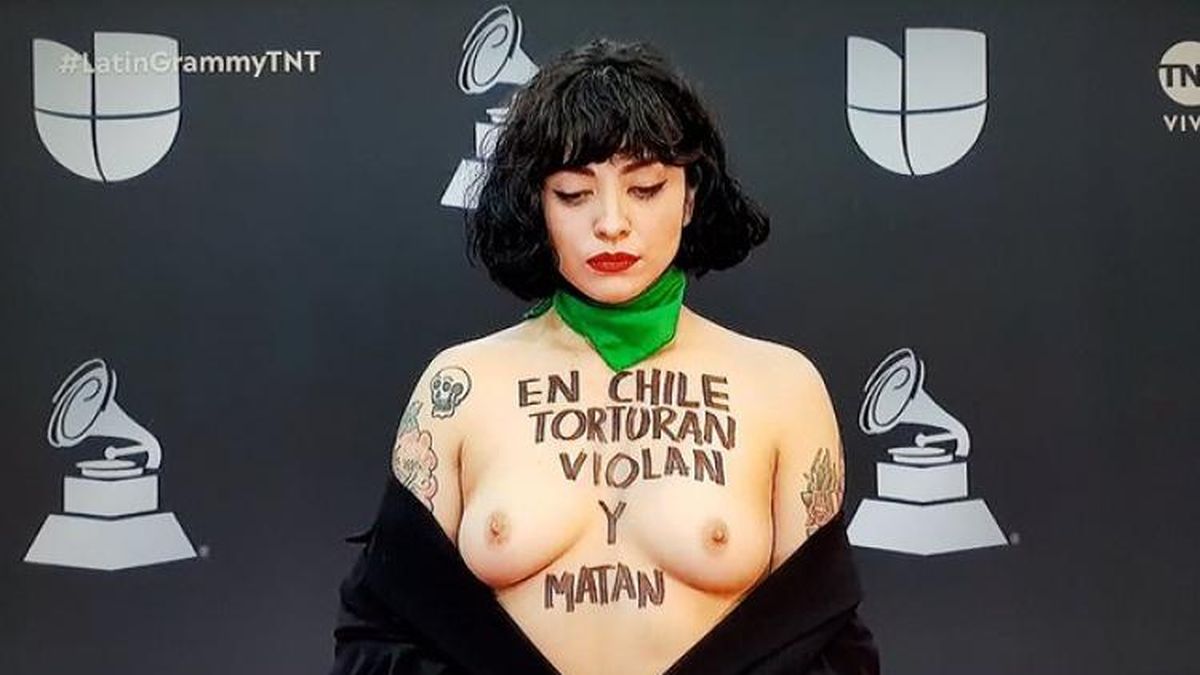 Una cantante chilena posó en tetas en los Grammys para protestar por la  tortura, violación y muerte