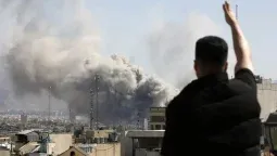 Humo denso tras un bombardeo en Medio Oriente Humo denso tras un bombardeo en Medio Oriente