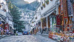 Arquitectura histórica en Gjirokastër, una de las ciudades más emblemáticas de Albania. Arquitectura histórica en Gjirokastër, una de las ciudades más emblemáticas de Albania.