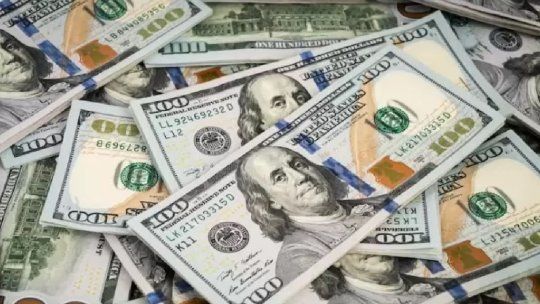 En octubre, los argentinos trataron de convertir en dólares todos los pesos que tenían disponibles... En octubre, los argentinos trataron de convertir en dólares todos los pesos que tenían disponibles...