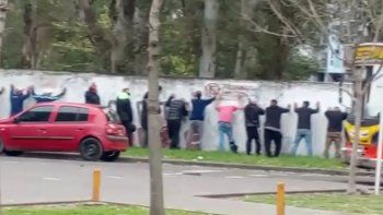 Barrabravas de la facción oficial y la disidente de Arsenal, se enfrentaron en la previa al duelo ante Lanús. Barrabravas de la facción oficial y la disidente de Arsenal, se enfrentaron en la previa al duelo ante Lanús.