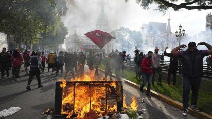 El Mundo cubrió la protesta contra Milei: Barras violentos y represión excedida