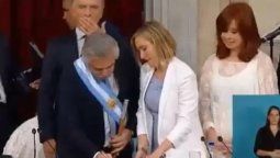 altText('Perlitas' de la asunción: Macri bostezando, el auto abollado de Alberto, la patente ganadora (y más))}