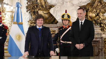 Horas antes de que asuma Diego Santilli, Javier Milei le pasó funciones de Interior a Manuel Adorni