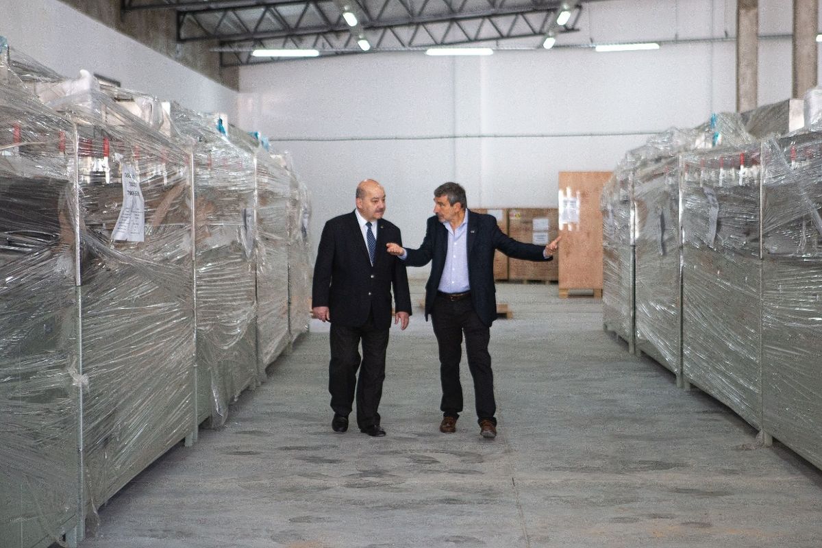 El vicepresidente académico de la UNLP, Fernando Tauber y Roberto Salvarezza, presidente de T-TEC, (YPF) revisaron los equipos que se usarán dentro del predio de la Universidad de La Plata