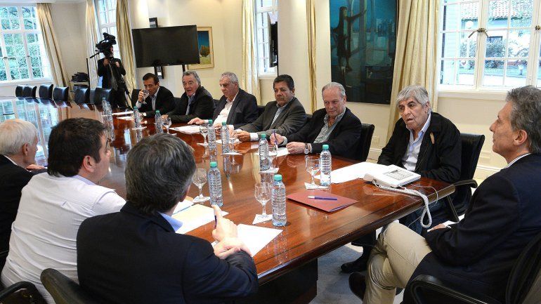 Mauricio Macri y dirigentes sindicales de la CGT: Los gremialistas sólo querían el dinero de las obras sociales, de cambios ni hablar.