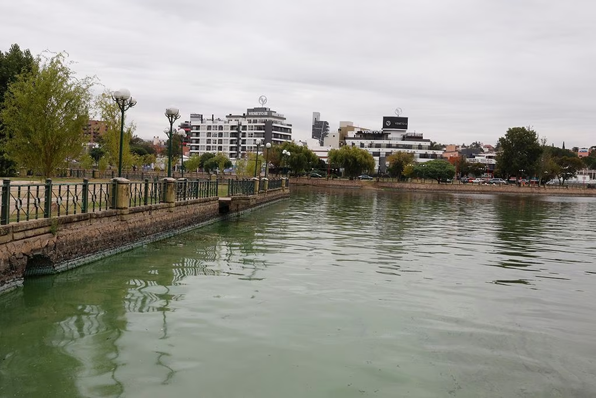 Lago San Roque de Villa Carlos lleno de algas agua contaminada color verde.Aguirre