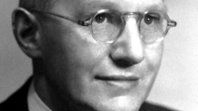 Elcientífico irlandés Ernest Walton logró junto con John Cockcroft dividir elnúcleo del átomo de forma artificial. Elcientífico irlandés Ernest Walton logró junto con John Cockcroft dividir elnúcleo del átomo de forma artificial.