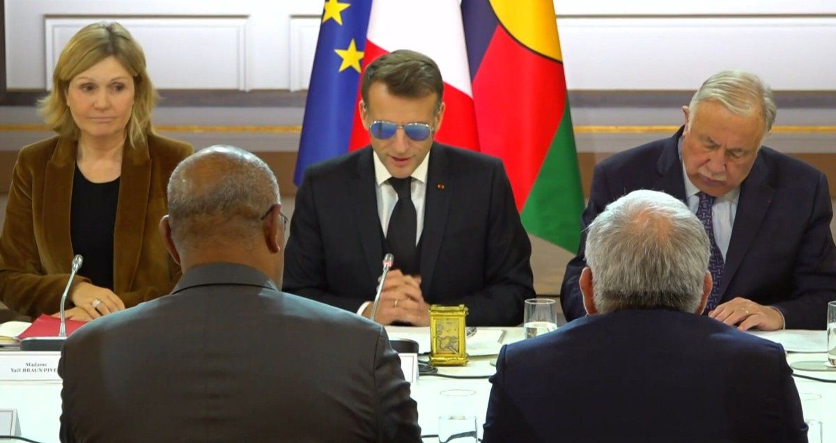 Emmanuel Macron con gafas de sol en Davos, una imagen que se volvió viral en medio de un foro marcado por la tensión geopolítica.