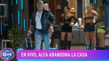 Alfa abandonando la casa de Gran Hermano ante la sonrisa de Romina. Alfa abandonando la casa de Gran Hermano ante la sonrisa de Romina.