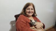 Lidia recuperó la sonrisa cuando tomó contacto con una gata cachorrita siamesa, casi igual a la que había muerto ya de viejita hacía cinco meses. El vacío por la ausencia se cubrió con el recuerdo y la nueva compañera que la hará sentir menos sola. (Imagen editada con IA Grok) Lidia recuperó la sonrisa cuando tomó contacto con una gata cachorrita siamesa, casi igual a la que había muerto ya de viejita hacía cinco meses. El vacío por la ausencia se cubrió con el recuerdo y la nueva compañera que la hará sentir menos sola. (Imagen editada con IA Grok)