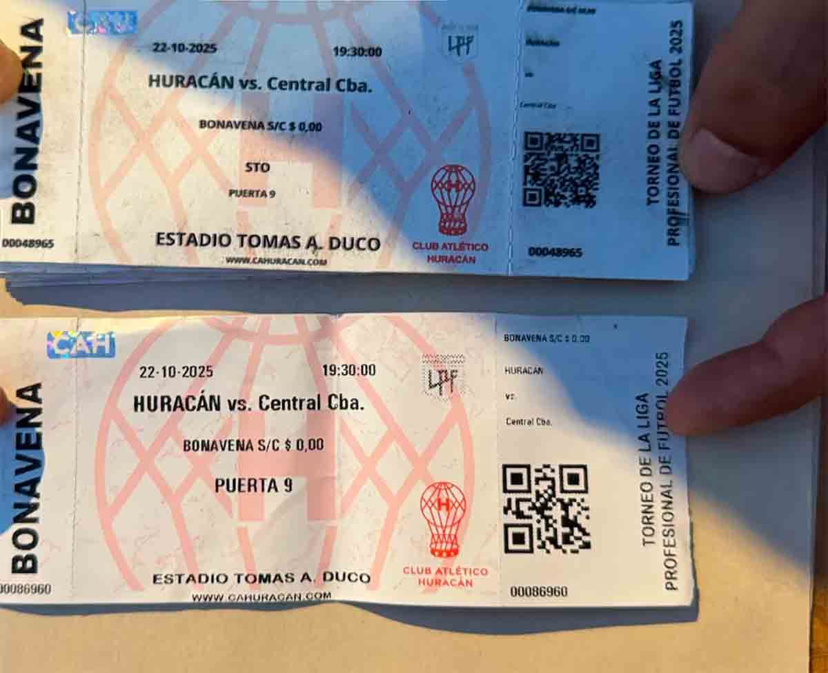 La Policía de la Ciudad detuvo a dos hombres que vendían entradas falsas a turistas extranjeros para el partido Huracán y Central Córdoba del Torneo Clausura. (Foto: Gentileza: Infobae) La Policía de la Ciudad detuvo a dos hombres que vendían entradas falsas a turistas extranjeros para el partido Huracán y Central Córdoba del Torneo Clausura. (Foto: Gentileza: Infobae)