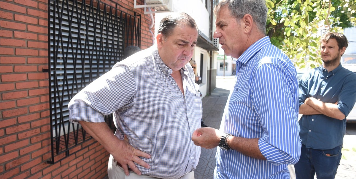 Emilio Jatón y Juan Poletti, actual y próximo Intendente de la ciudad de Santa Fe, que hoy reanuda el servicio nocturno de colectivos. Emilio Jatón y Juan Poletti, actual y próximo Intendente de la ciudad de Santa Fe, que hoy reanuda el servicio nocturno de colectivos.