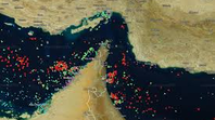 Vista satelital del Estrecho de Ormuz, donde el bloqueo naval ha paralizado el tráfico de buques cisterna y disparado el precio del crudo. Vista satelital del Estrecho de Ormuz, donde el bloqueo naval ha paralizado el tráfico de buques cisterna y disparado el precio del crudo.