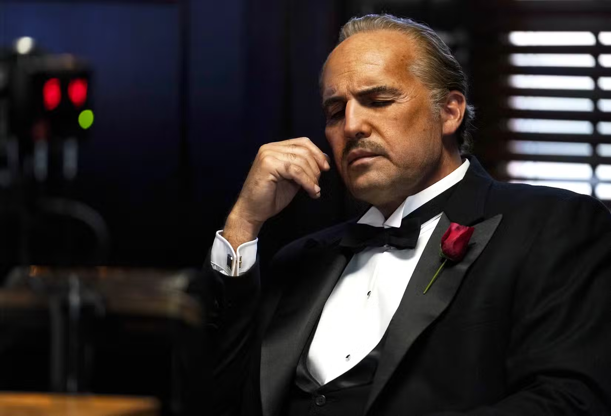 Billy Zane deja a todos con la boca abierta personificado como Marlon Brando en la primera imagen de Billy Zane deja a todos con la boca abierta personificado como Marlon Brando en la primera imagen de