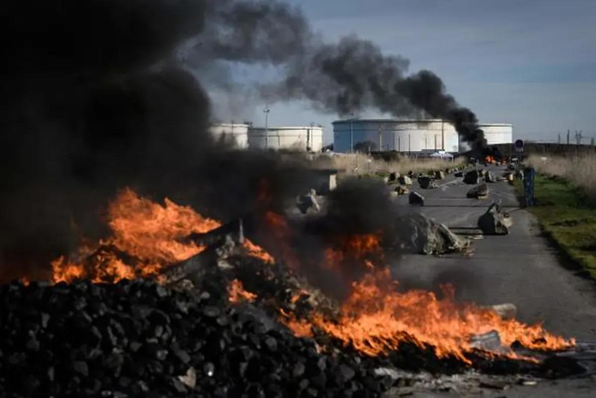 Incendios y bloqueos al acceso a las terminales petroleras de la refinería TotalEnergies en Donges (Loire-Atlantique) durante una acción convocada por los sindicatos para protestar contra la reforma de las pensiones, el 16 de marzo de 2023.