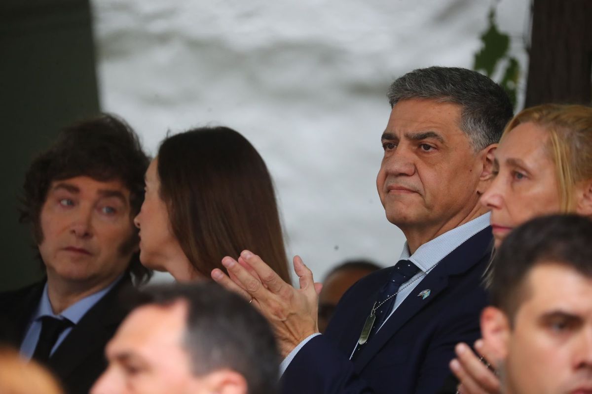 Jorge Macri. A su der., Karina Milei; a su izq. (conversando) Vicky Villarruel y Javier Milei.