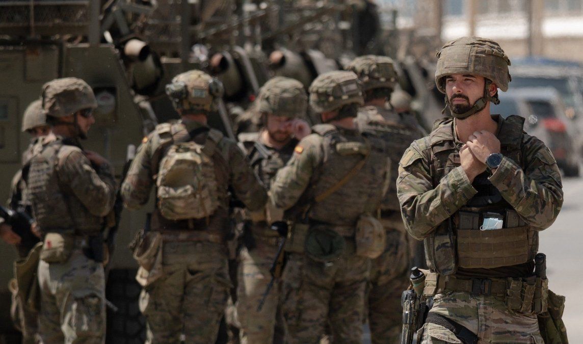 Los militares continúan desplegados en Ceuta mientras los equipos sanitarios intentan reconstruir la cadena de contagios.