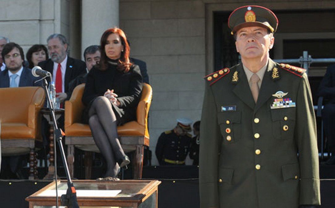 El general César Milani. Detrás, Cristina Fernández, quien lo sostiene a pesar de las denuncias, incluso, de sus aliados.