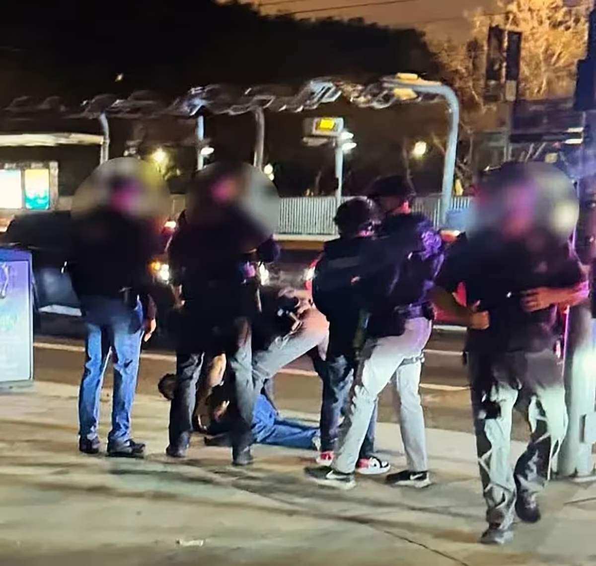 La policía de Los Ángeles ha publicado fotos de Nick Reiner siendo arrestado, a pocos kilómetros de la mansión de Brentwood de su padre Rob Reiner y su madre Michele Singer Reiner. La policía de Los Ángeles ha publicado fotos de Nick Reiner siendo arrestado, a pocos kilómetros de la mansión de Brentwood de su padre Rob Reiner y su madre Michele Singer Reiner.