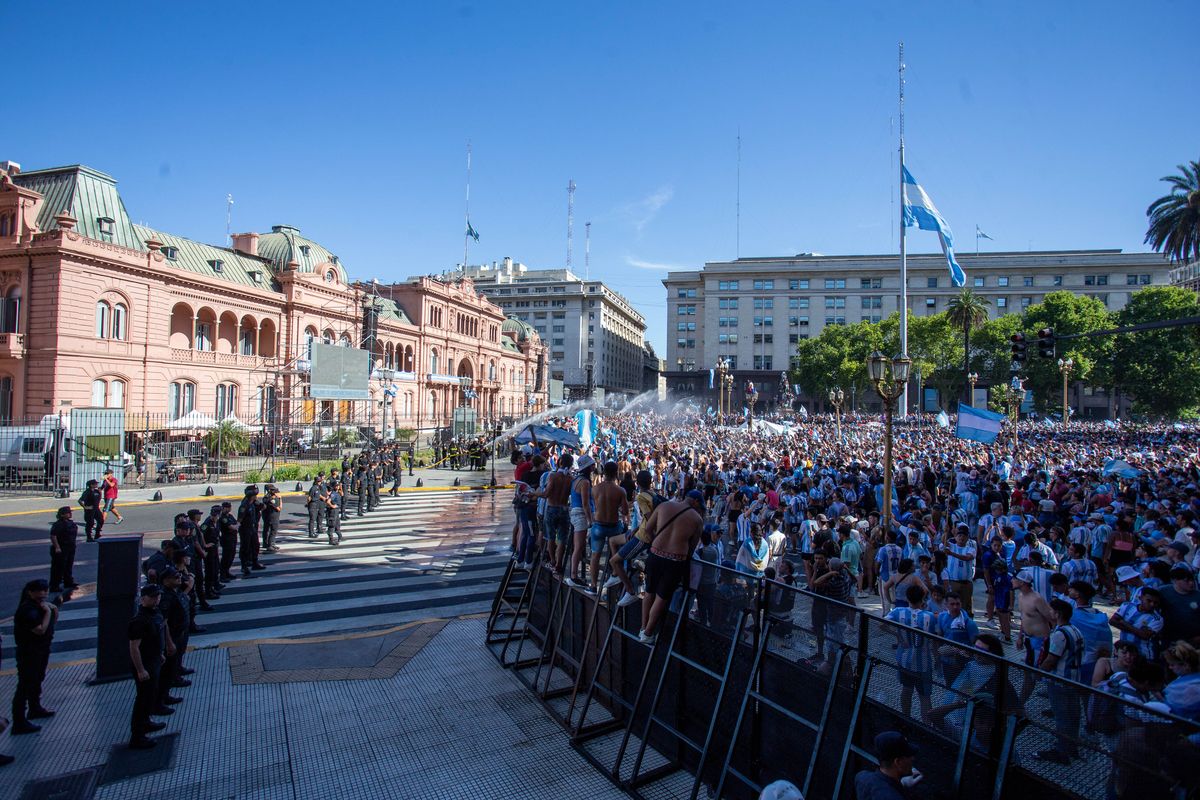 Una multitud se movilizó a la plaza de Mayo y sus inmediaciones con la esperanza de ver a la selecció