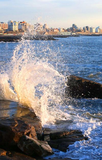 Primera vez en Argentina: Mar del Plata generará energía renovable con olas del mar