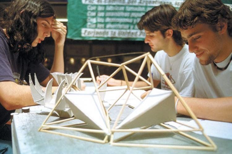 Peligra el futuro de estudiantes universitarios.