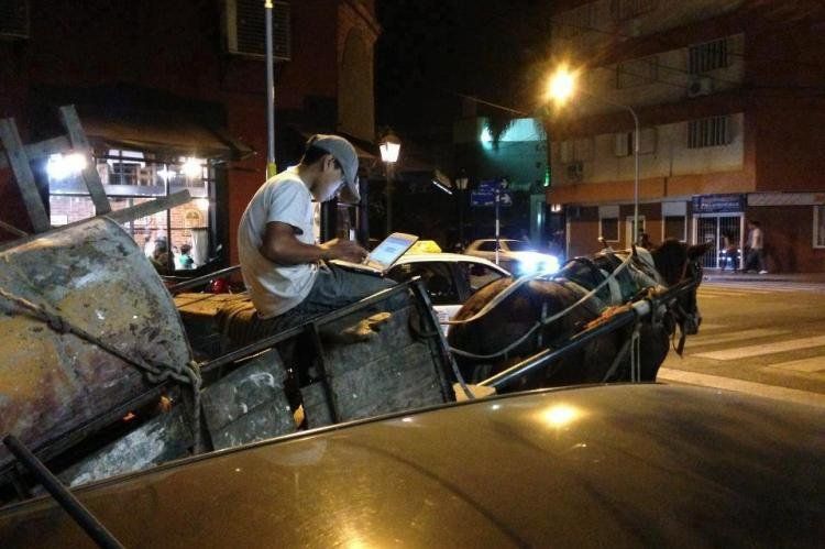 La polémica foto que subió el Director de Anses a su cuenta personal de Twitter, los usuarios de las redes sociales acusaron al funcionario cristinista de banalizar la situación de un niño que vive bajo la línea de pobreza