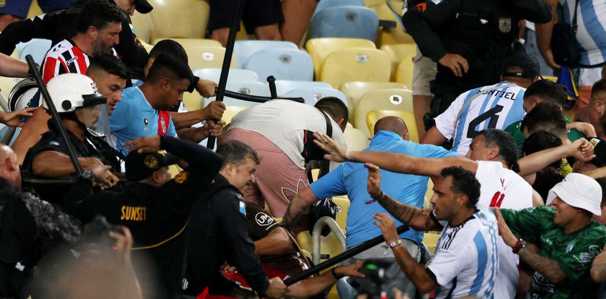 Imágenes de la policía brasileña y de los hinchas locales reprimiendo a los simpatizantes argentinos en una de las tribunas del mítico estadio Maracaná de Río de Janeiro. (Foto: Noticias Argentinas/REUTERS)