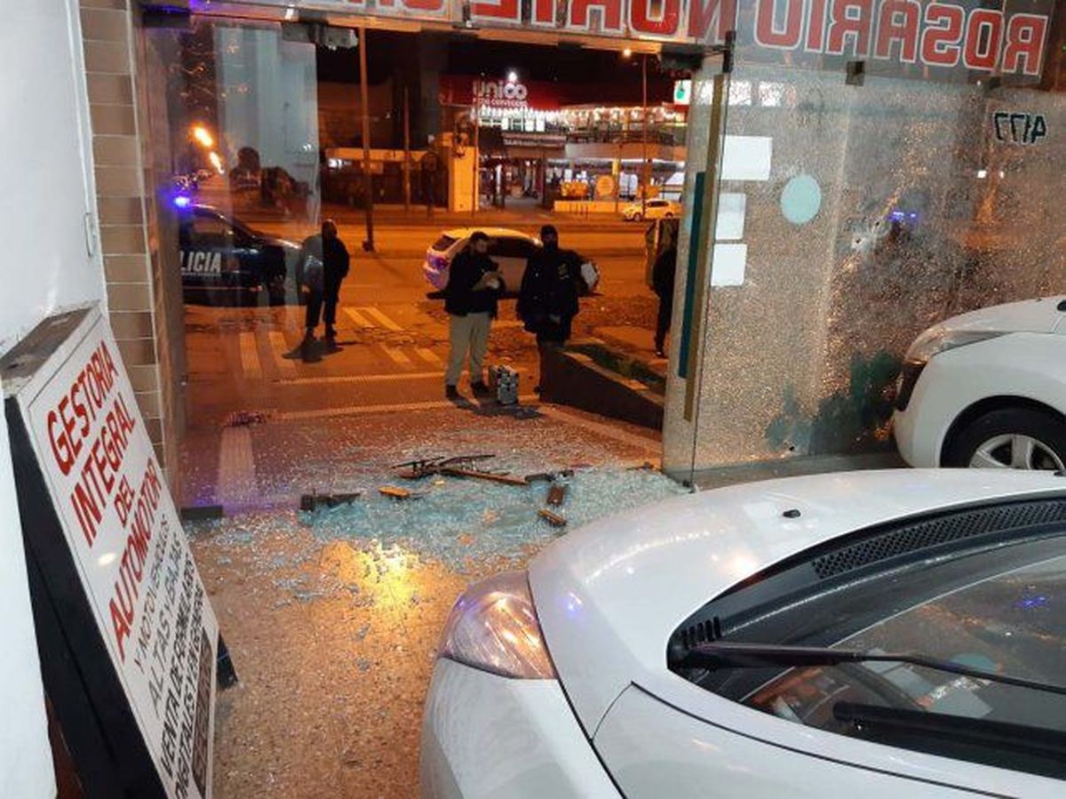 Así quedó la concesionaria atacada a balazos en Rosario.