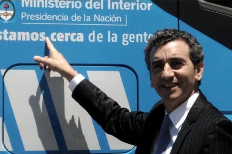 Florencio Randazzo junto a una de las nuevas unidades.