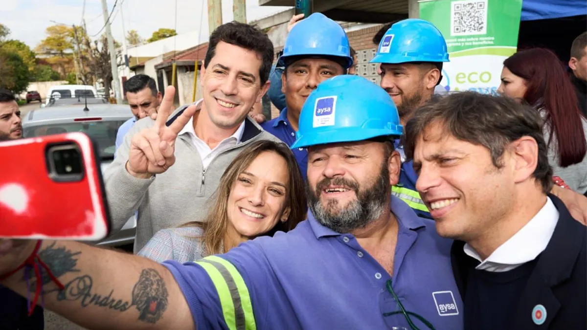 Wado de Pedro junto a Axel Kicillof y militantes. Wado de Pedro junto a Axel Kicillof y militantes.
