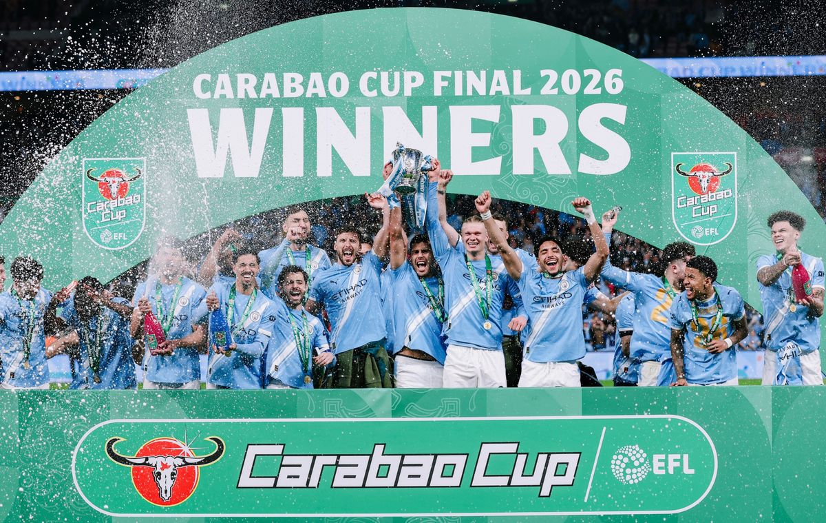 Bernardo Silva levanta la Carabao Cup con el Manchester City, uno de los tantos títulos que ganó durante su ciclo con Pep Guardiola antes de quedar en el radar del Atlético de Madrid. Bernardo Silva levanta la Carabao Cup con el Manchester City, uno de los tantos títulos que ganó durante su ciclo con Pep Guardiola antes de quedar en el radar del Atlético de Madrid.
